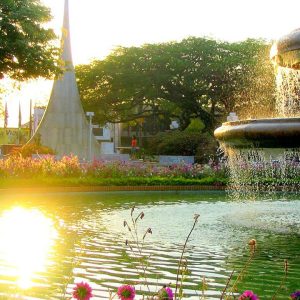 Fonte_luminosa_na_Praça_Barão_de_Araras_com_o_Monumento_ao_Centenário_ao_fundo